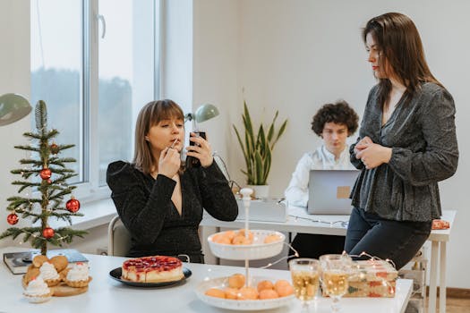 предпоследний абзац рассказывает о том, что каждый может научиться подбирать помаду, раскрывая индивидуальность и уверенность, а также приглашает к экспериментам с оттенками помады как к выражению стиля и любви к себе